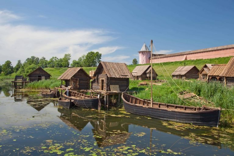 Casas ribereñas con barcos, Vladimir