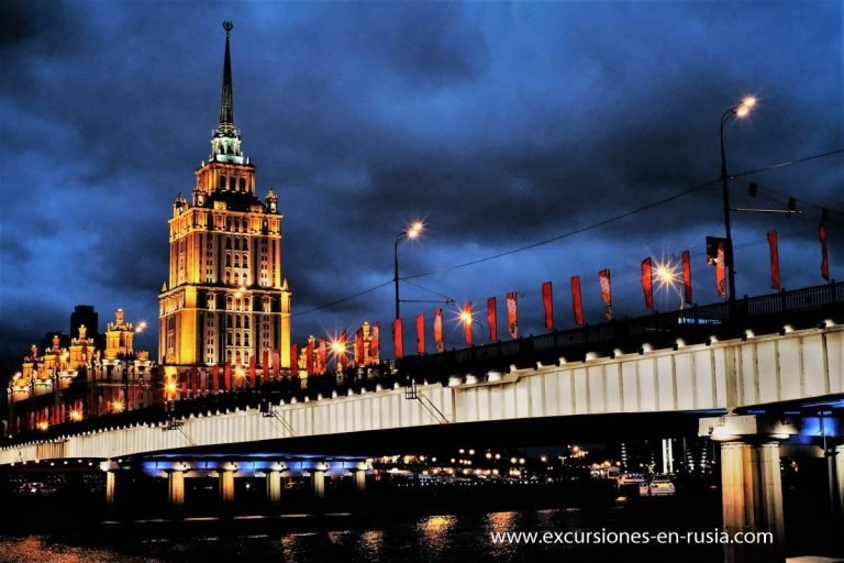 El Hotel Ukrania y la maqueta de Moscu