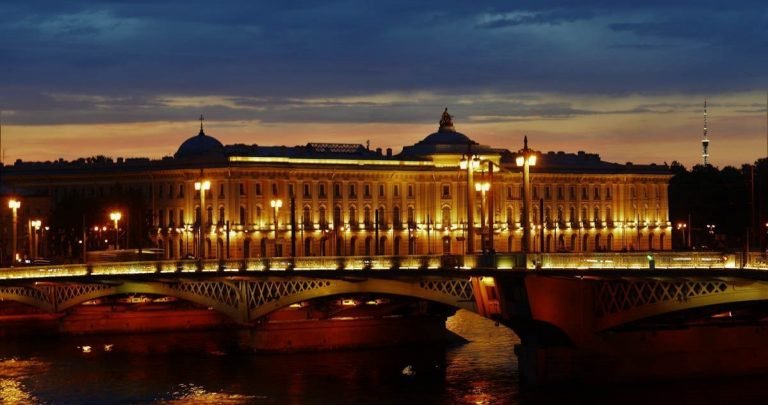 Guía en San Petersburgo en Español Tour Nocturno