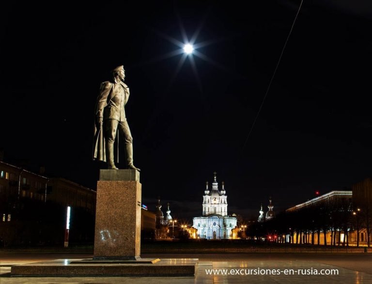 Guía en San Petersburgo en Español Tour Nocturno