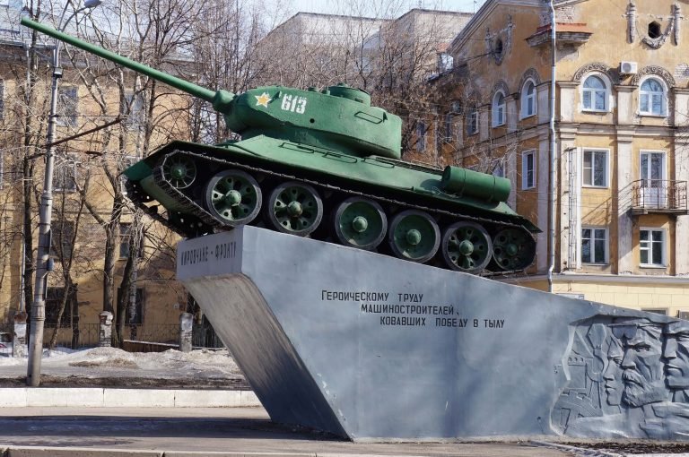 نصب دبابة T-34 في كيروف
