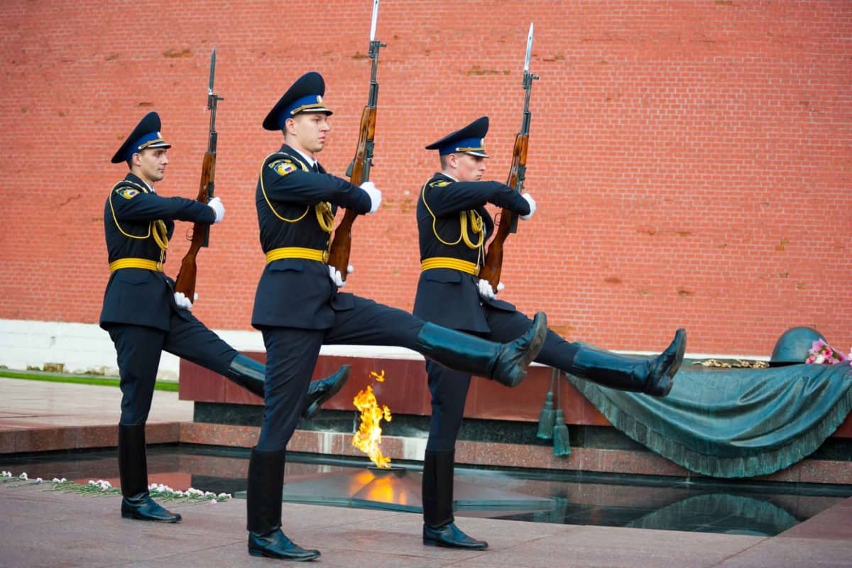 Почётный караул у вечного огня в Москве